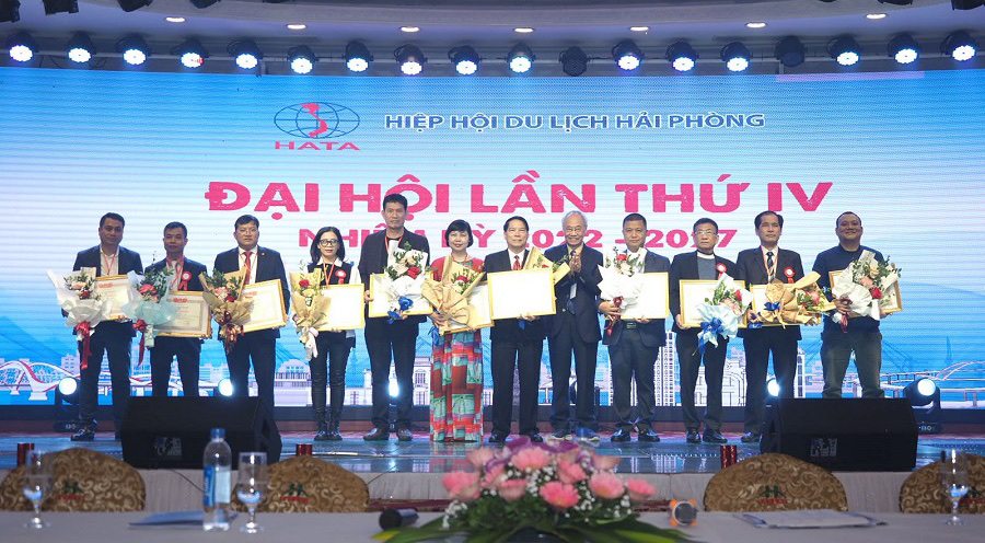 Chủ tịch Hiệp hội Du lịch Việt Nam Vũ Thế Bình tặng bằng khen của Hiệp hội Du lịch Việt Nam cho các tập thể thuộc Hiệp hội Du lịch Hải Phòng